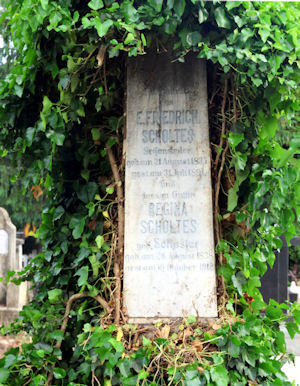 Grabstein Ernst-Friedrich Scholtes und Regina Scholtes, geb. Schuster auf dem evang. Friedhof A.B. Bistritz